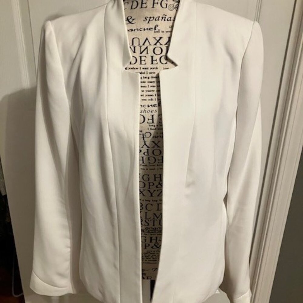 Smart white blazer with inverted lapel, size LT